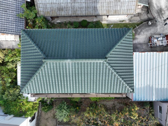 瀬戸市市場町でドローン現地調査｜漆喰のはがれと棟のズレが気になる屋根点検