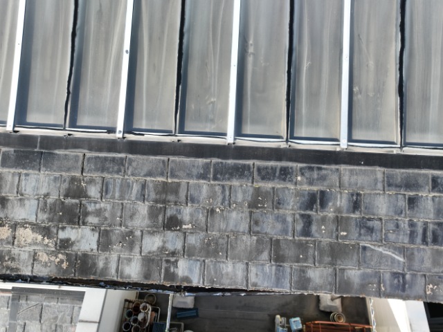 土岐市下石町　瓦にひび