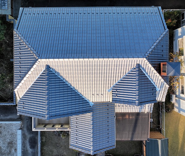 　BB40銀黒で仕上げた多治見市希望ヶ丘の屋根葺き替え工事完工後の様子