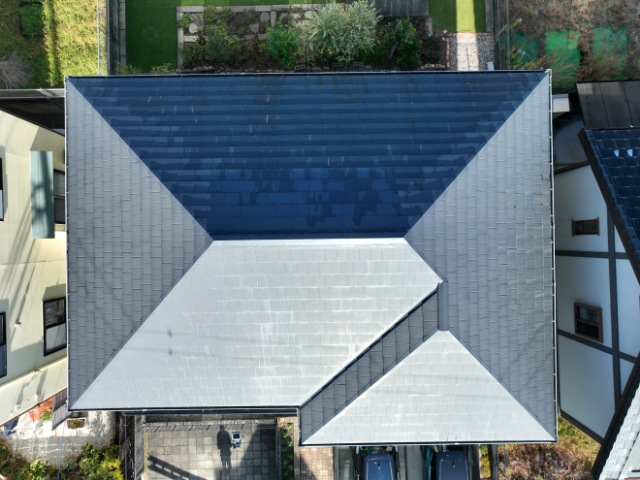 多治見市昭栄町でドローン現地調査｜瓦のひびと塗装剥がれが招く雨漏りリスク