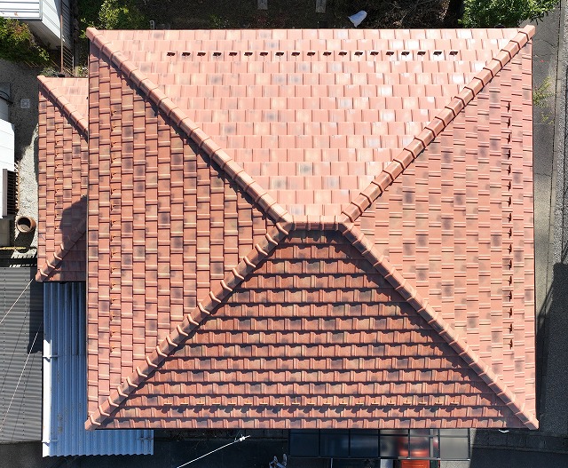 可児市愛岐ケ丘にて屋根葺き替え工事完了後の全景。ドローンで上空から撮影した、きれいに整った瓦屋根の仕上がり写真