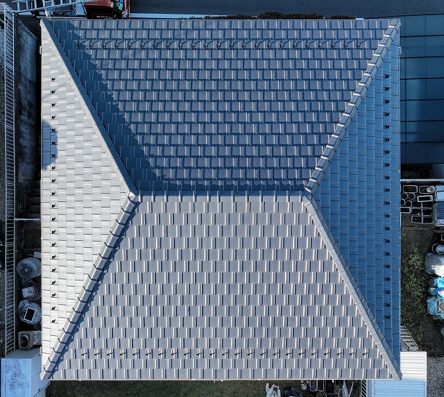 多治見市幸町で屋根葺き替え工事と外壁塗装工事が完了したお住まいを上空から撮影した全景写真