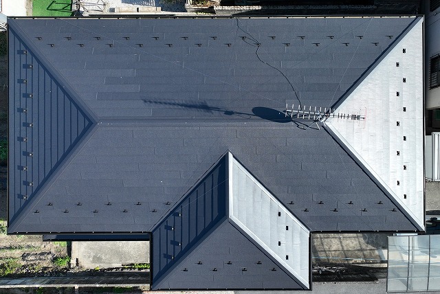 瑞浪市釜戸町にて施工したカバールーフ工事完了後の屋根全景。美しく仕上がった屋根が確認できるドローン撮影写真。