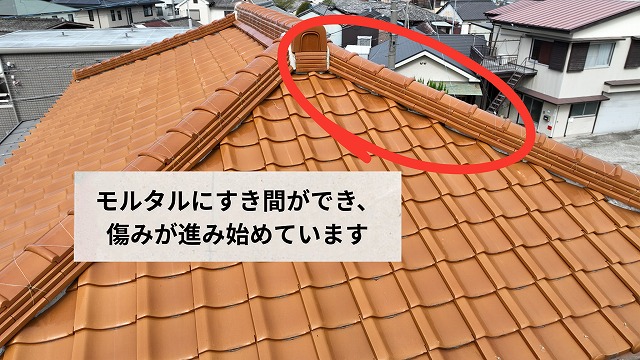 モルタルにすき間ができ、傷みが進み始めている様子