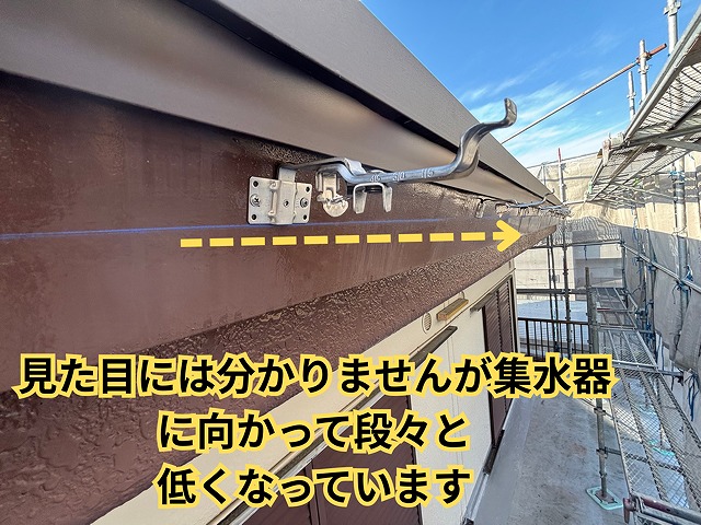 瀬戸市坂上町にて水勾配を確認しながら施工している様子