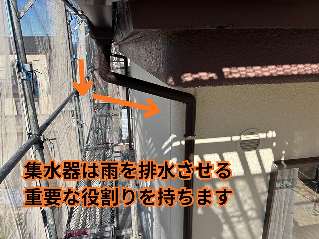 瀬戸市坂上町にて集水器・縦樋接続施工中の様子