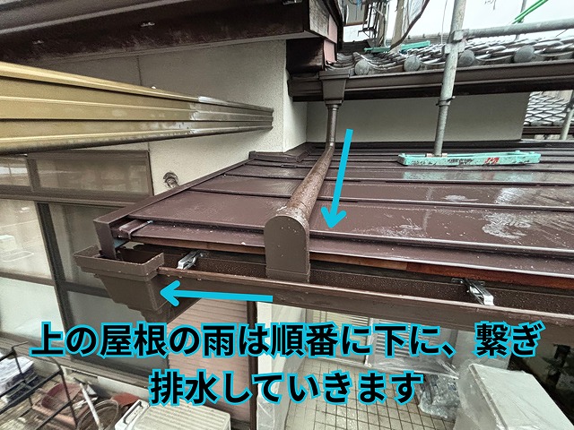 可児市愛岐ヶ丘で縦樋を施工している様子