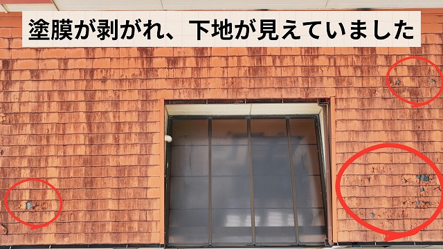 スレート屋根の表面を近くから撮影した写真