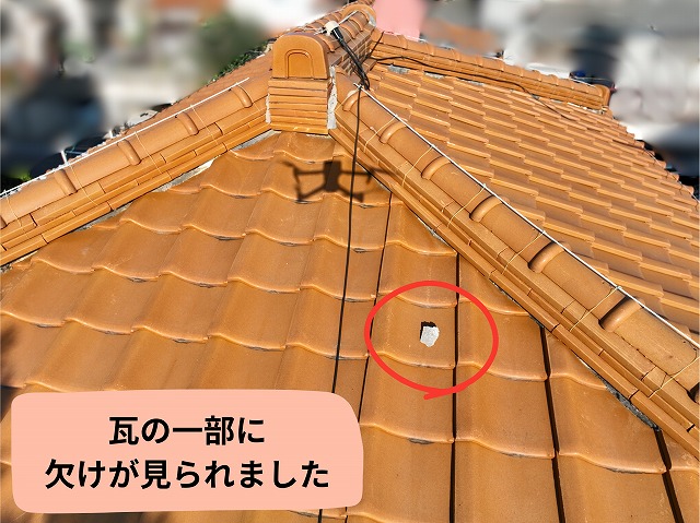 瓦屋根を近くから撮影した写真