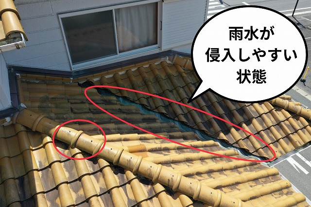瓦のズレや隙間がある危険な状態