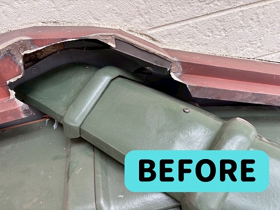 多治見市に下屋の棟施工における板金施工のビフォー写真