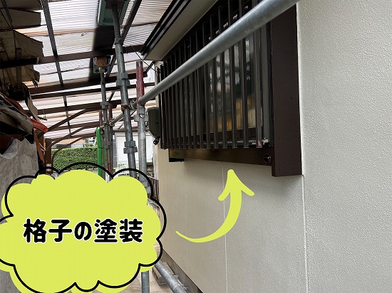 可児市にて格子の塗装の様子