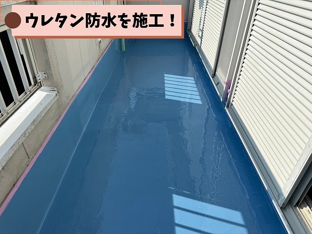 可児市桜ケ丘でウレタン塗膜防水を施工しベランダを防水している様子
