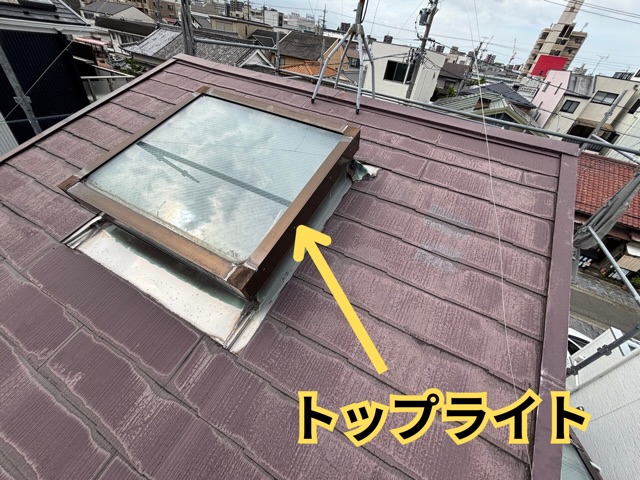 名古屋市にてトップライトを撤去する施工の様子