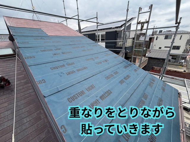 名古屋市にて粘着ルーフィングを施工する様子