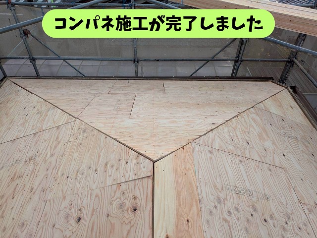 屋根全体に新しいコンパネを施工して下地が完成した様子