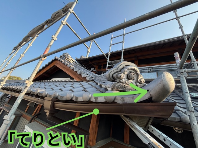 多治見市大薮町にて屋根形状に合わせたテリトイを取り付けている様子