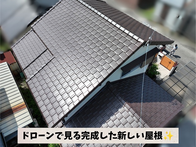 可児市愛岐ケ丘で施工した屋根葺き替え工事の完成後をドローンで撮影した全景。美しく仕上がった新しい瓦屋根。