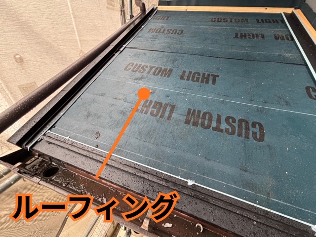 名古屋市にて1階玄関屋根のカバー工法  壁際のガルテクト施工をご紹介