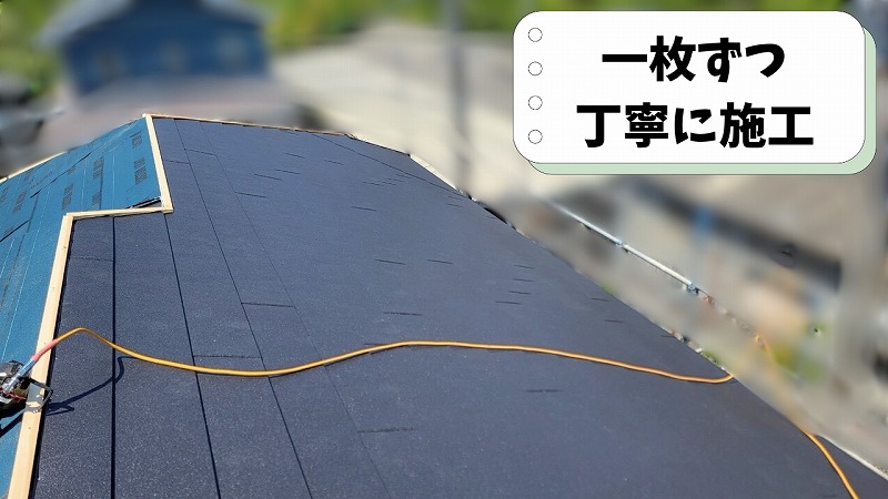 ガルテクトを一枚ずつ丁寧に施工している様子