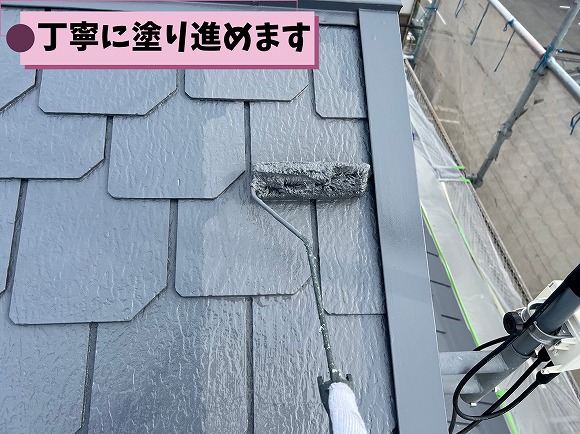 可児市桜ケ丘でプレミアムルーフシリコンを使用し屋根を丁寧に塗装している様子