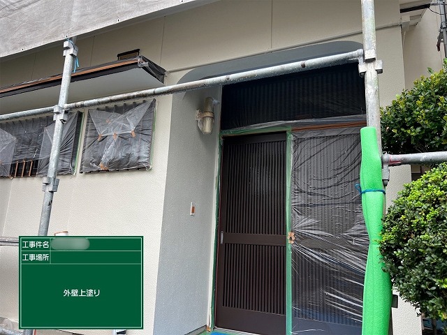 可児郡御嵩町の住宅で外壁の上塗りを施工している様子