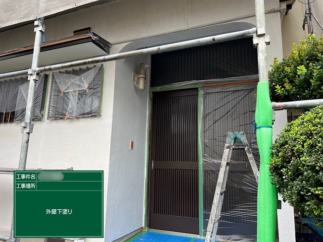 可児郡御嵩町の住宅で外壁の下塗りを施工している様子