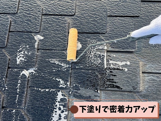 可児市桜ケ丘の屋根塗装工事でマイルドシーラーESを使用して下塗りを行っている様子