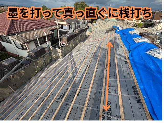 多治見市脇之島町にて桟木を打っている様子