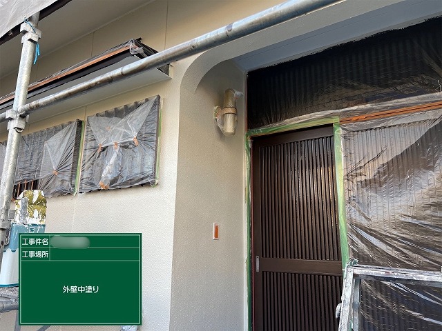 可児郡御嵩町の住宅で外壁の中塗りを施工している様子
