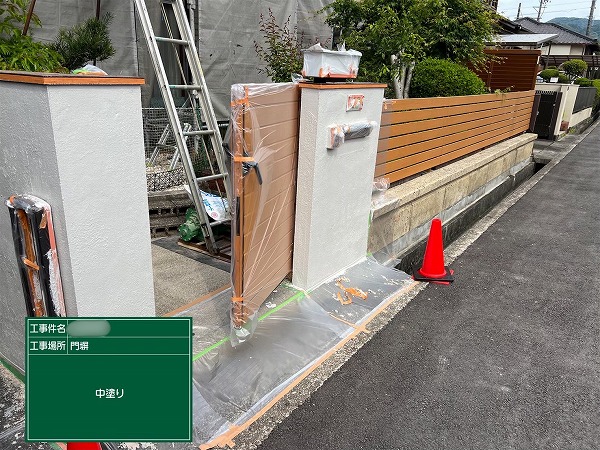 可児市愛岐ケ丘で門塀塗装工事。中塗りを行い、塗膜に厚みを持たせながら丁寧に塗装している様子。
