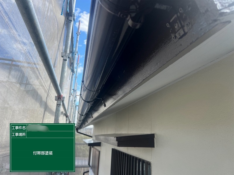 可児郡御嵩町の住宅で軒まわりなどの付帯部を塗装した様子