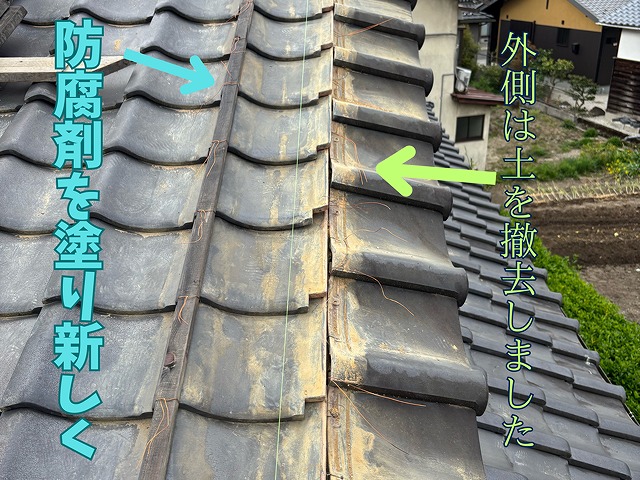 劣化した葺き土と漆喰をすべて撤去