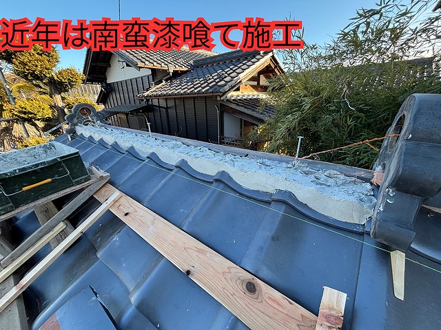 可児市御嵩町にて門の葺き替え工事 南蛮漆喰施工の様子