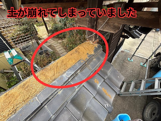 可児市御嵩町にて門の葺き替え工事 解体作業の様子