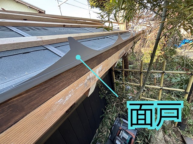 可児市御嵩町にて門の葺き替え工事 面戸施工の様子