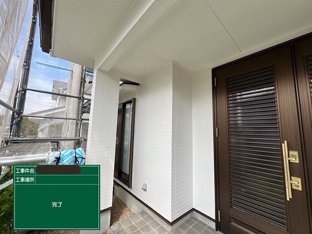 多治見市脇之島町の住宅外壁塗装後の様子。玄関周りの外壁が真っ白に仕上がり、新築のような美しい外観へ生まれ変わった。