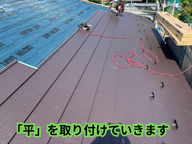 瀬戸市にてガルテクトの平部施工が進み屋根の印象が変わってきた様子