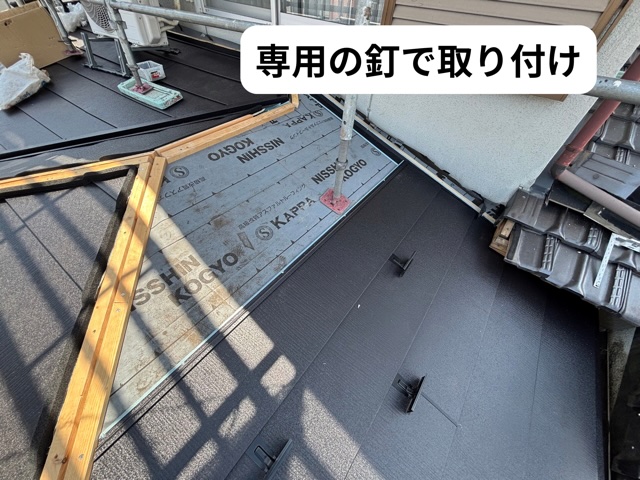 各務原市にてガルテクトの平を施工している様子