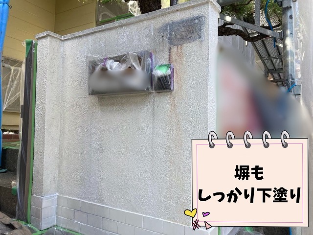 春日井市坂下町の塀に下塗りを施工した様子