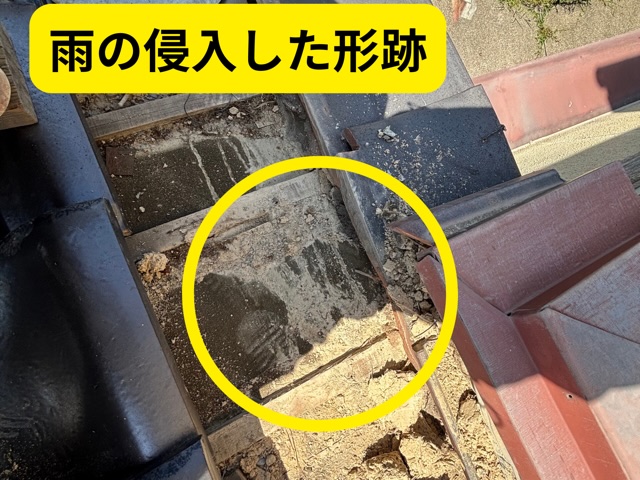 多治見市市之倉町・壁際の瓦を一時的に外した様子