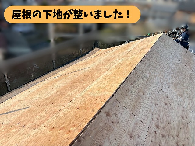 瑞浪市土岐町でコンパネの施工が完了し屋根の下地が整った状態