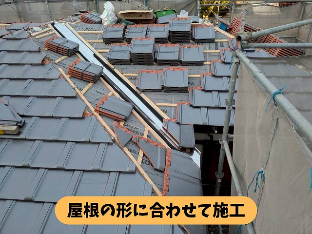春日井市高森台の屋根工事で屋根の形に合わせて屋根材を施工している様子