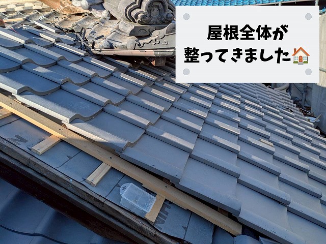 銀いぶし瓦の施工が進み、築75年の屋根が重厚感のある美しい外観へと生まれ変わっています