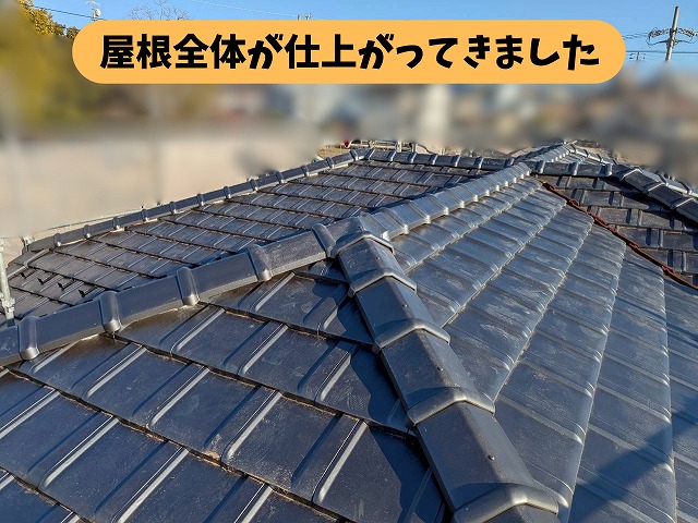 春日井市高森台の屋根工事で屋根材の施工が進み全体が仕上がった様子