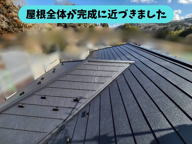 瑞浪市釜戸町の屋根にガルテクトを施工し全体が完成に近づいている様子