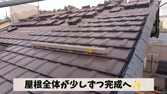 可児市愛岐ケ丘で屋根葺き替え工事。新しい瓦の施工が進み、屋根全体がきれいに葺き上がっている様子。