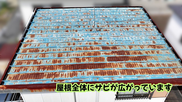 美濃加茂市の金属屋根に見られる広範囲のサビと塗膜劣化