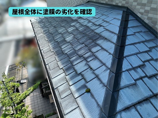 美濃加茂市のスレート屋根で塗膜の劣化状況を確認している様子