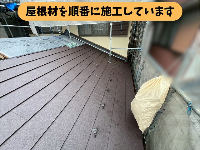 春日井市気墳町の屋根葺き替え工事で新しい屋根材が広い範囲に施工された屋根